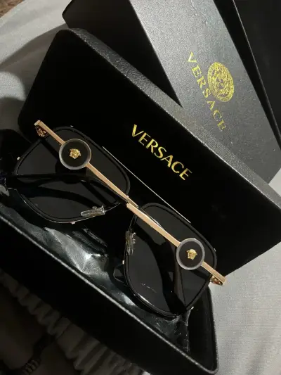Gafas de sol Versace negras con detalles dorados - miniatura 2