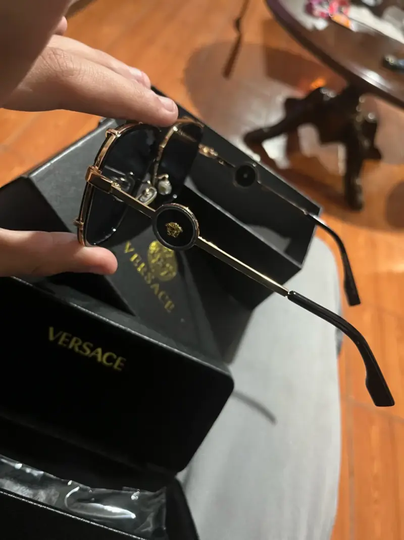 Gafas de sol Versace negras con detalles dorados - 3