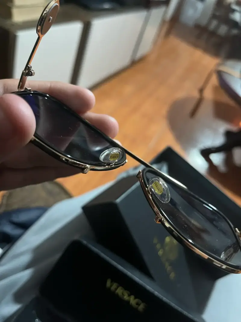 Gafas de sol Versace negras con detalles dorados - 6