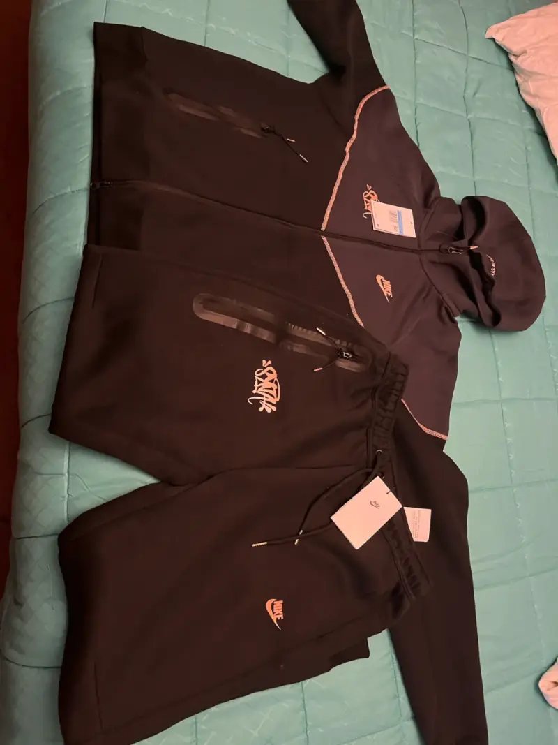 Conjunto deportivo Nike negro con capucha - 1