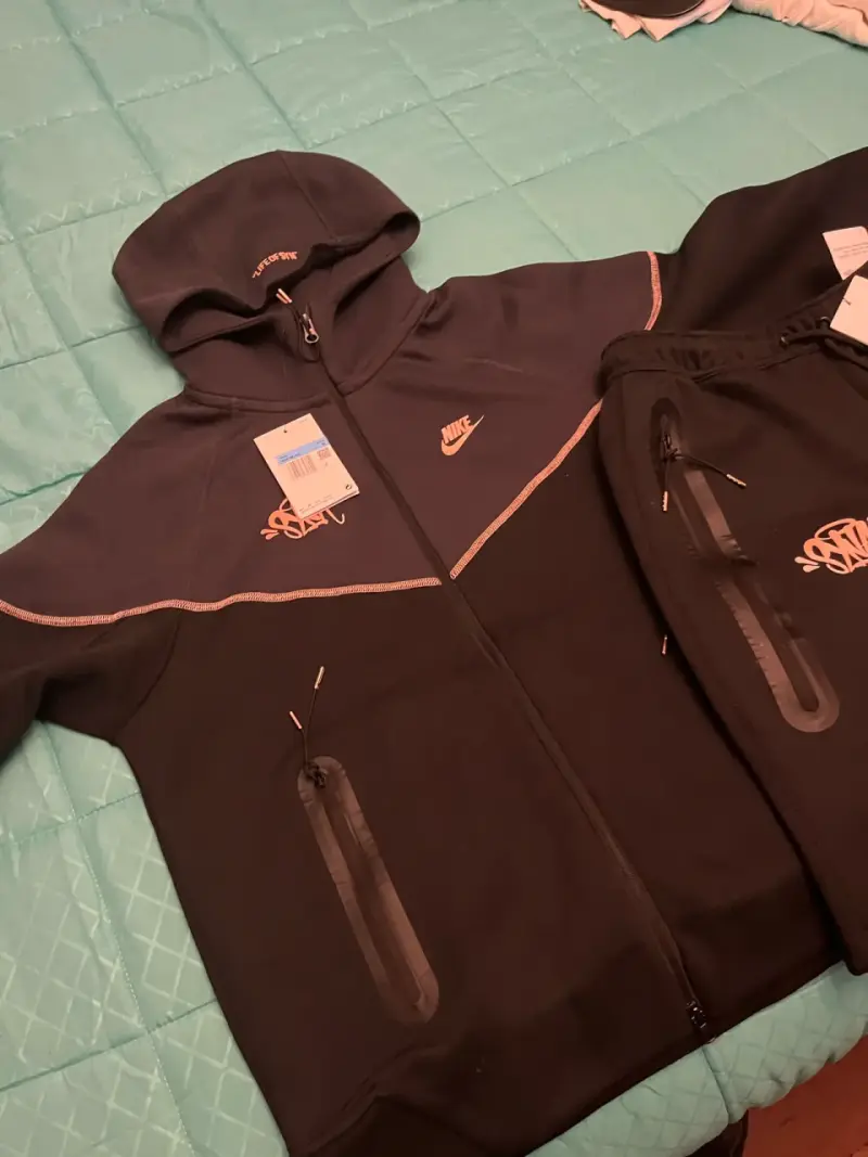 Conjunto deportivo Nike negro con capucha - 2