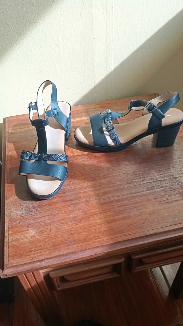 Sandalias de tacón medio negras elegantes