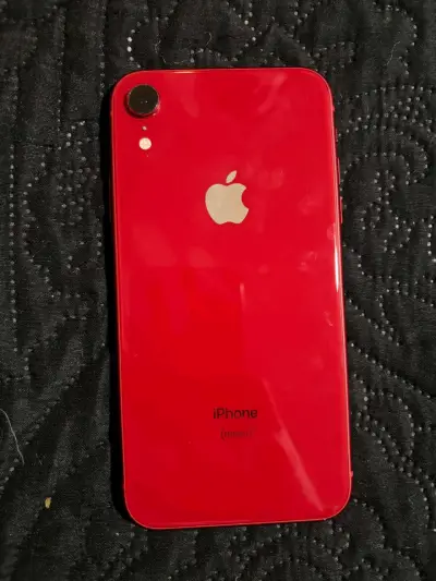 iPhone XR rojo con pantalla dañada - miniatura 1