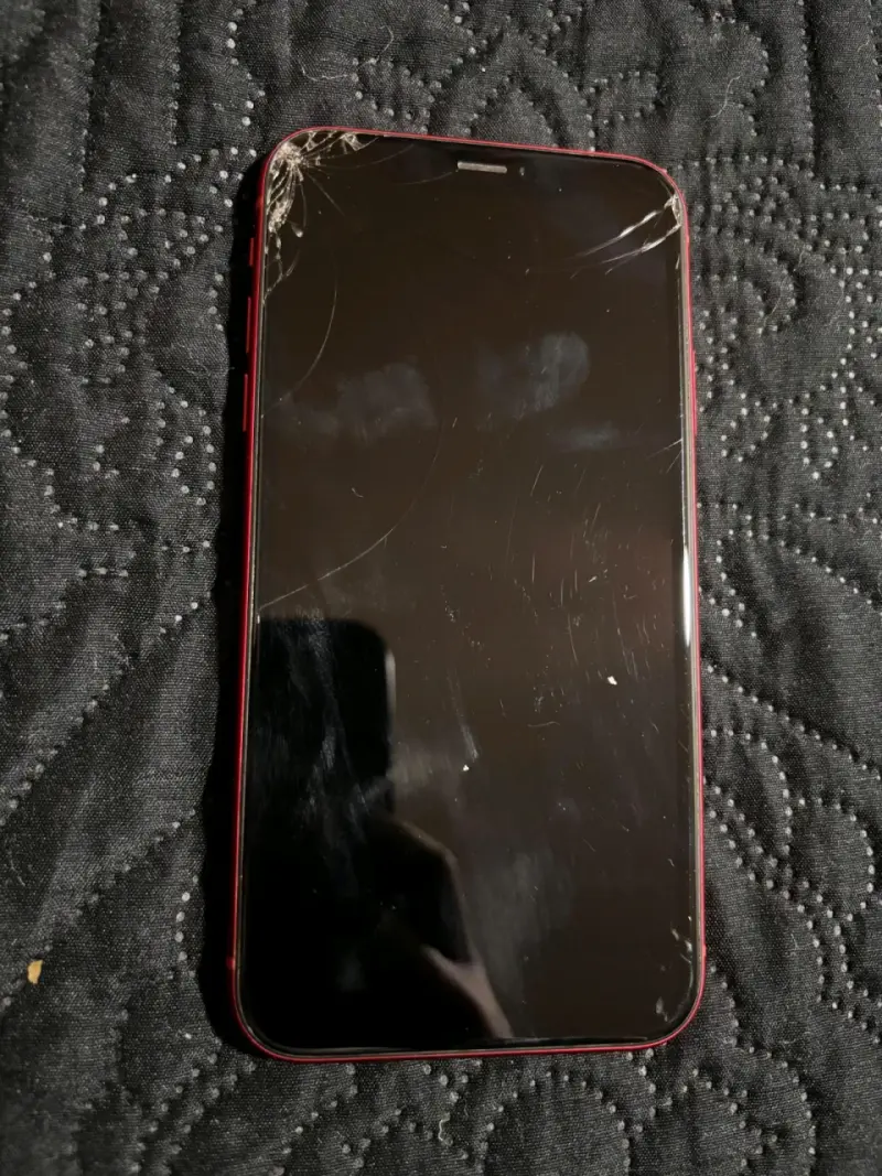 iPhone XR rojo con pantalla dañada - 2