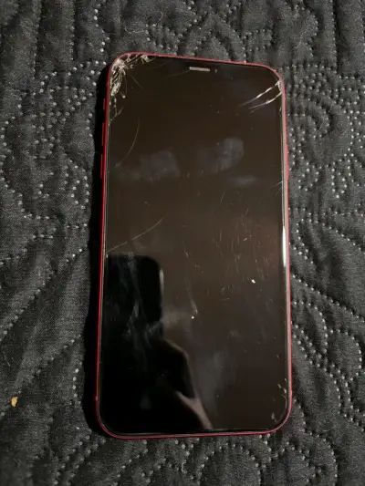 iPhone XR rojo con pantalla dañada - miniatura 2