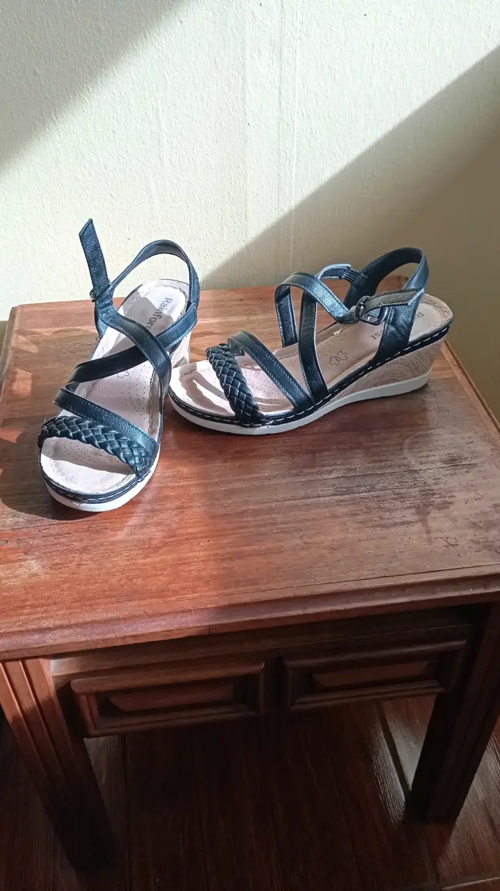 Sandalias de cuña negras para mujer