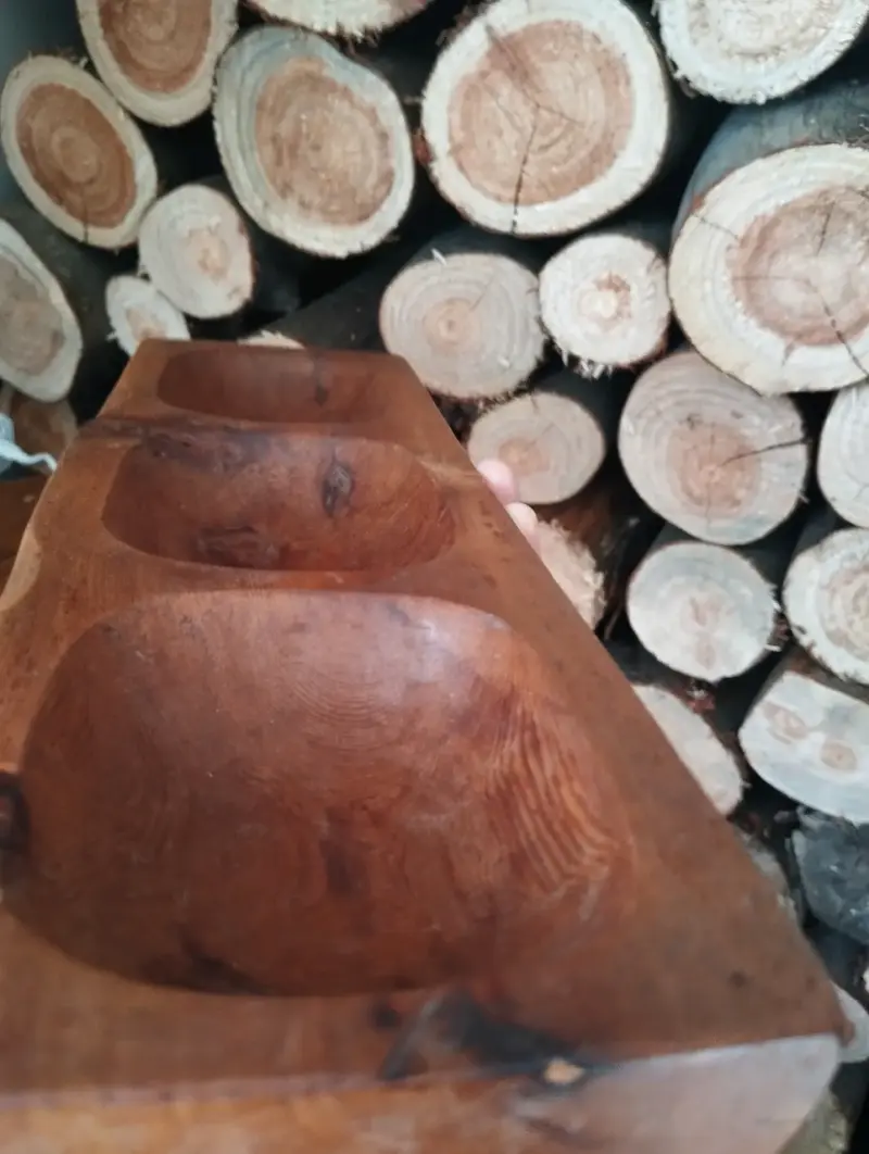 Bandeja de madera rústica con tres compartimentos - 1
