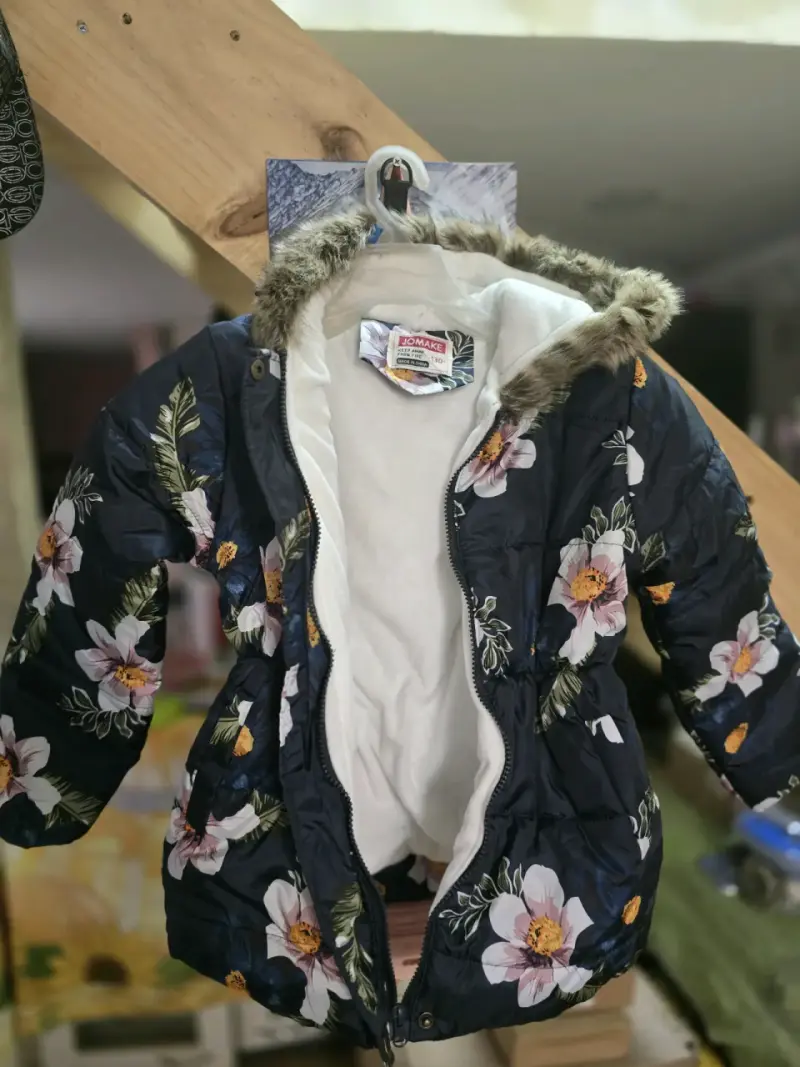 Chaqueta infantil floral con capucha de piel