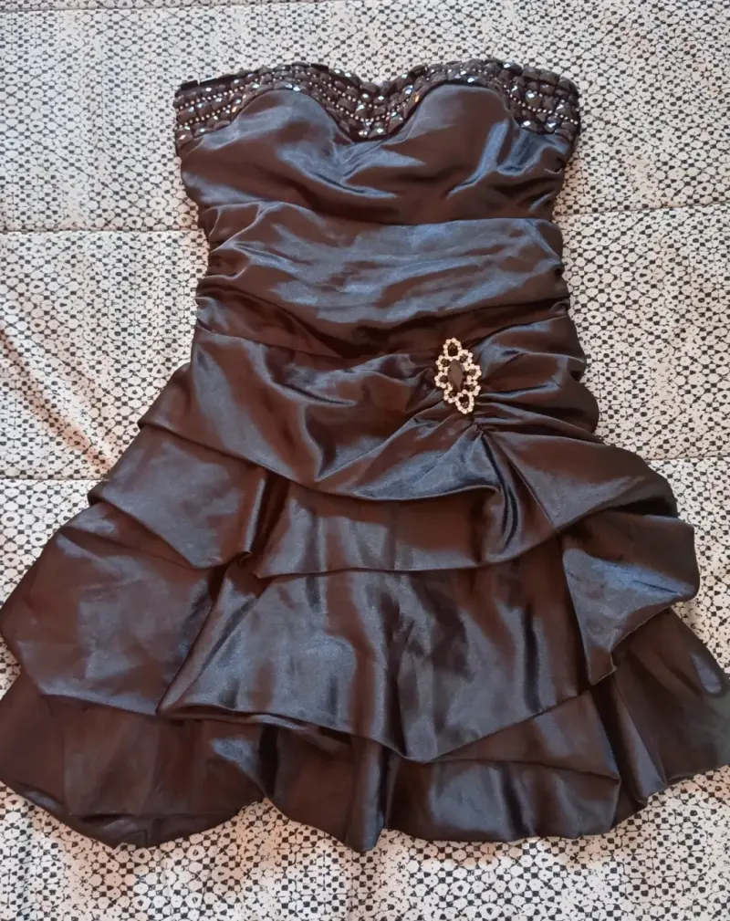 Vestido de fiesta strapless negro con detalles brillantes - 1