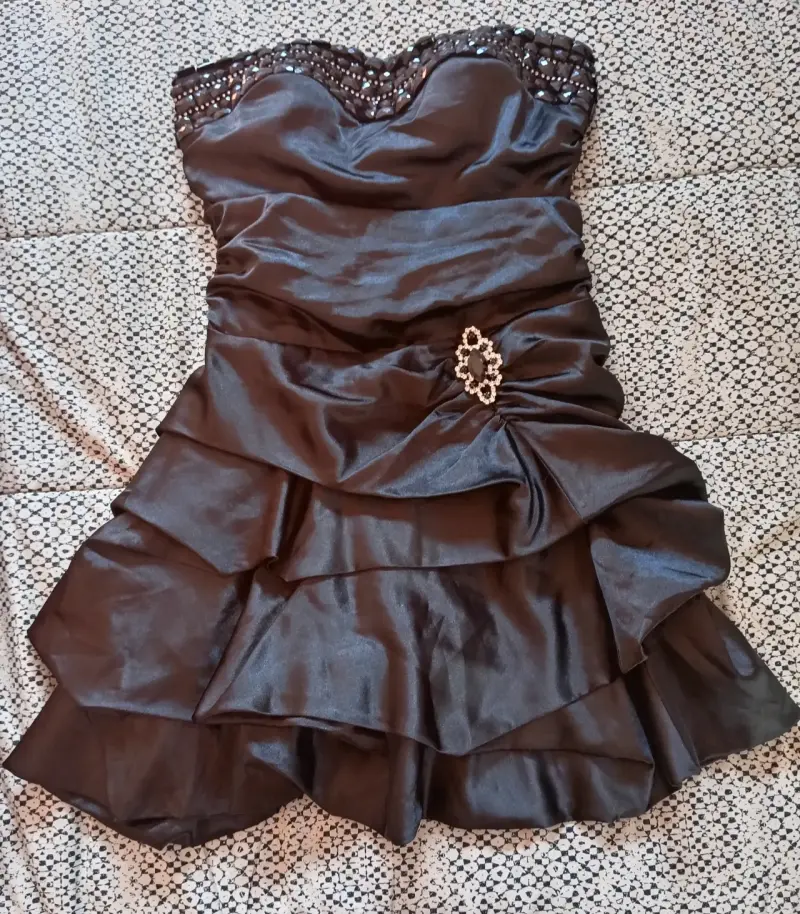 Vestido de fiesta strapless negro con detalles brillantes - 2
