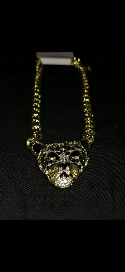 Collar dorado con colgante de leopardo - miniatura 2