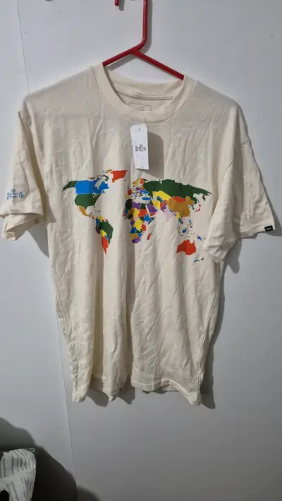 Polera Vans Save Our Planet con diseño de mapa - miniatura 1