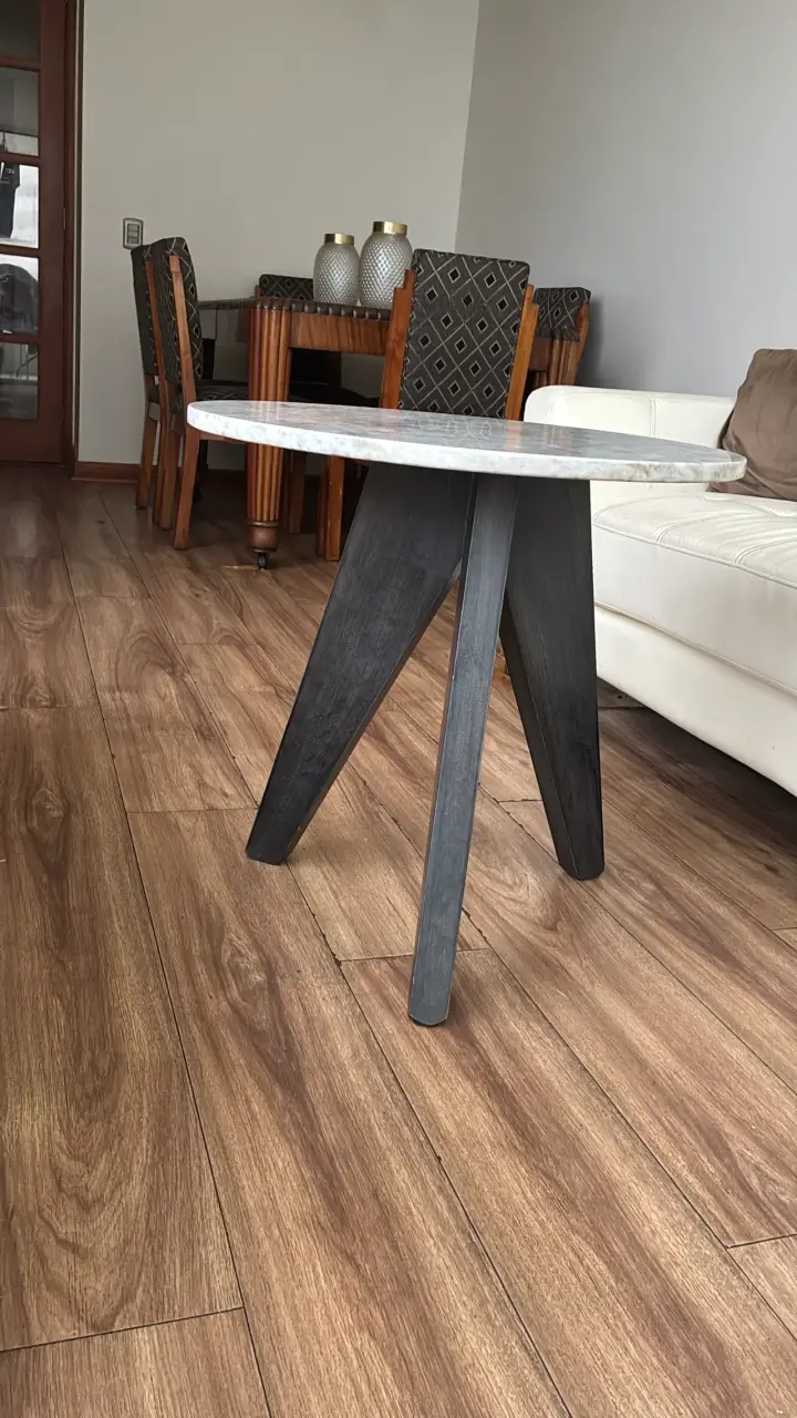 Mesa de centro redonda de mármol carrara y madera - 2