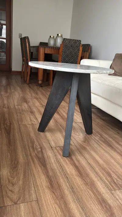 Mesa de centro redonda de mármol carrara y madera - miniatura 2