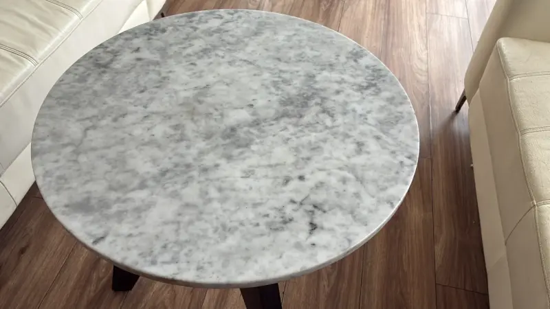 Mesa de centro redonda de mármol carrara y madera - 3