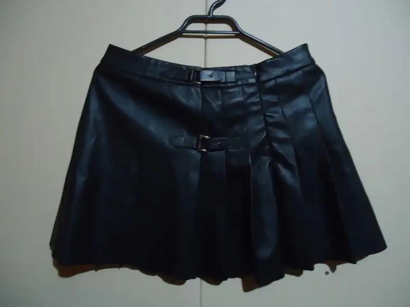 Falda corta negra de cuero sintético - 1