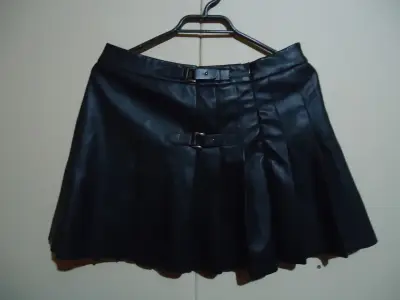 Falda corta negra de cuero sintético - miniatura 1