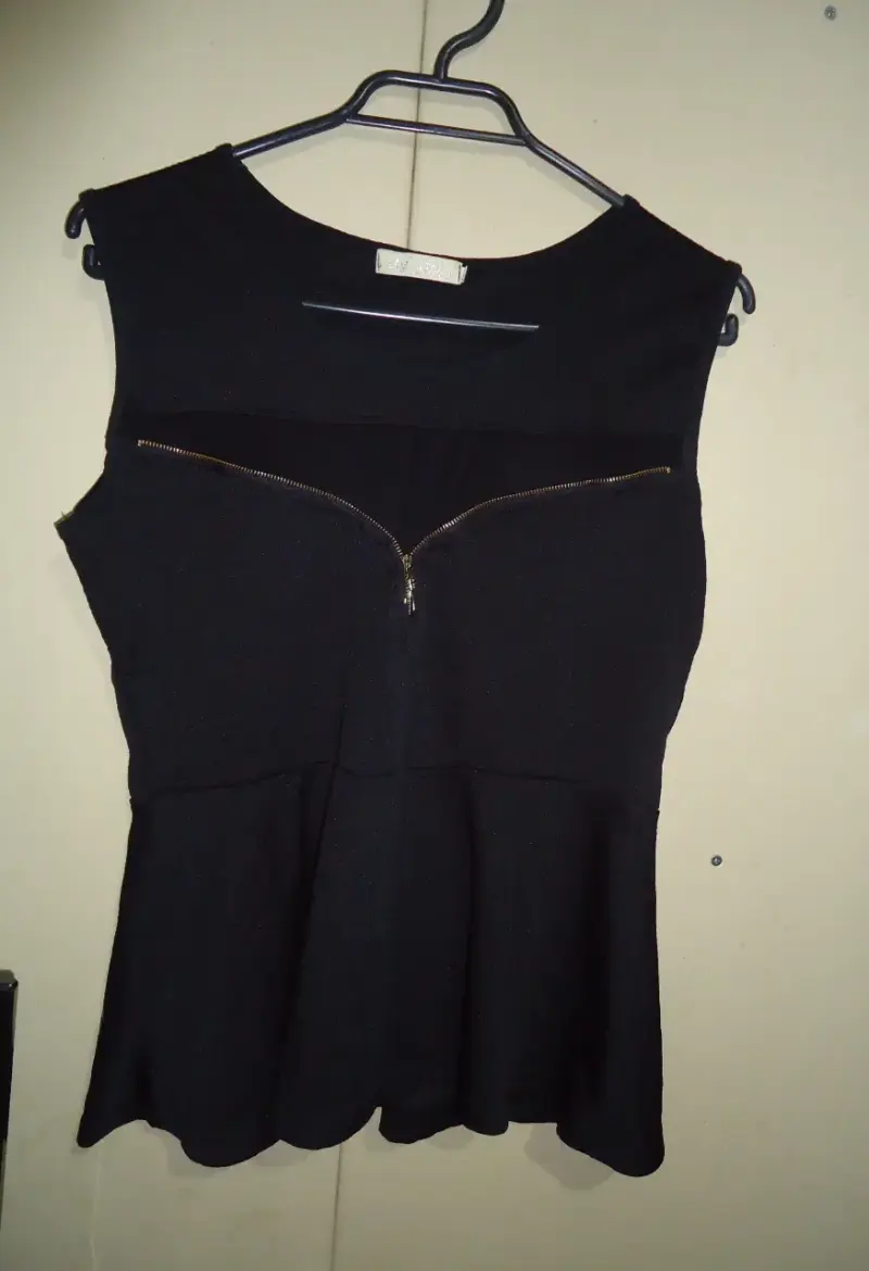Blusa negra con cierre decorativo - 1