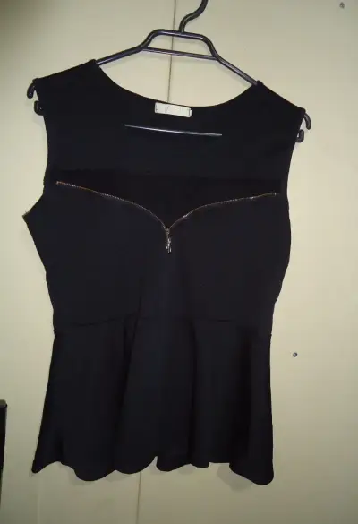Blusa negra con cierre decorativo - miniatura 1