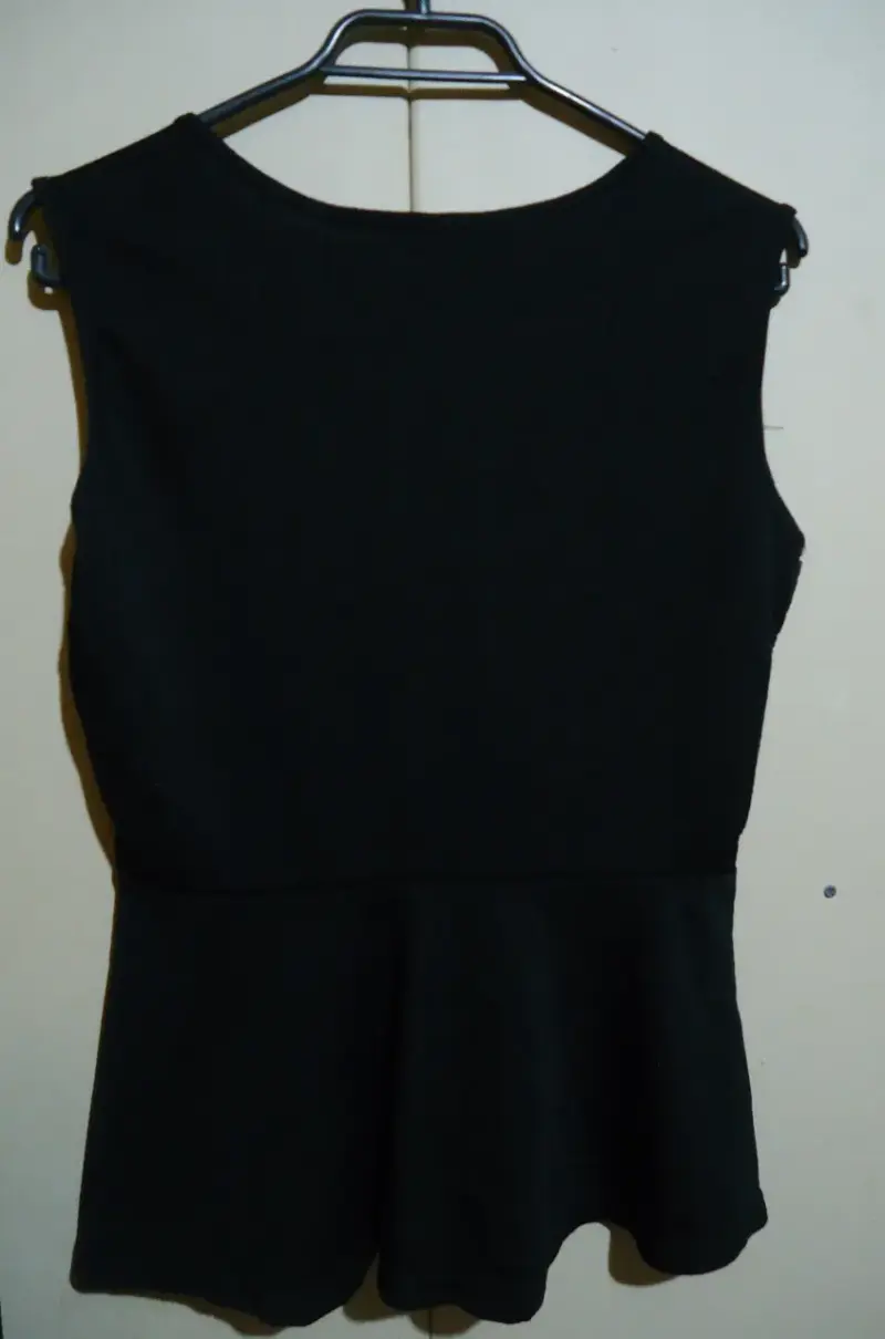 Blusa negra con cierre decorativo - 2