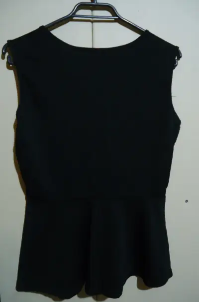 Blusa negra con cierre decorativo - miniatura 2