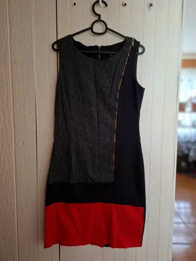 Vestido elegante negro y rojo con cierre decorativo - miniatura 1