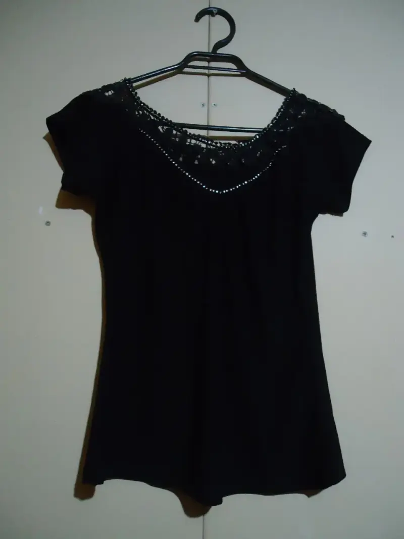 Blusa negra con encaje y detalles brillantes