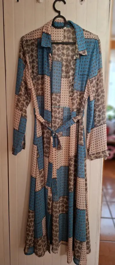 Vestido largo estampado vintage en tonos azules y beige - miniatura 1