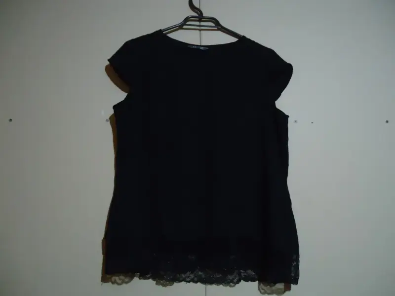 Blusa negra con encaje para mujer - 1