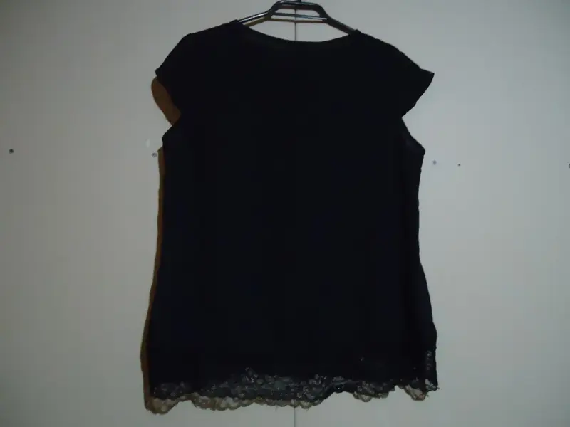 Blusa negra con encaje para mujer - 2