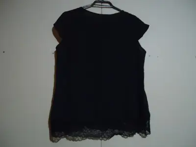 Blusa negra con encaje para mujer - miniatura 2