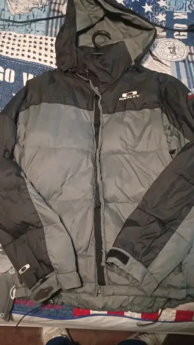 Chaqueta impermeable Oakley gris y negra - miniatura 1