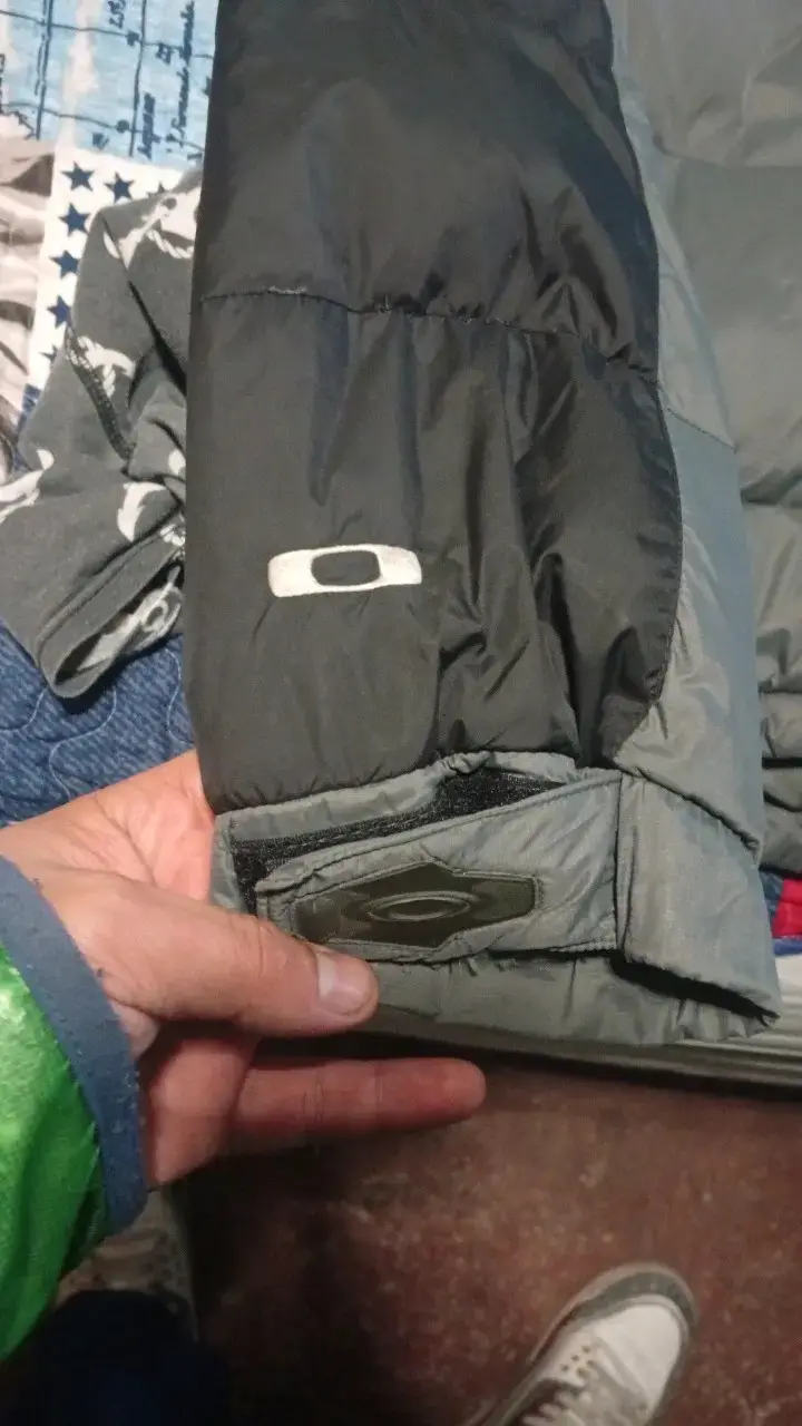 Chaqueta impermeable Oakley gris y negra - 3