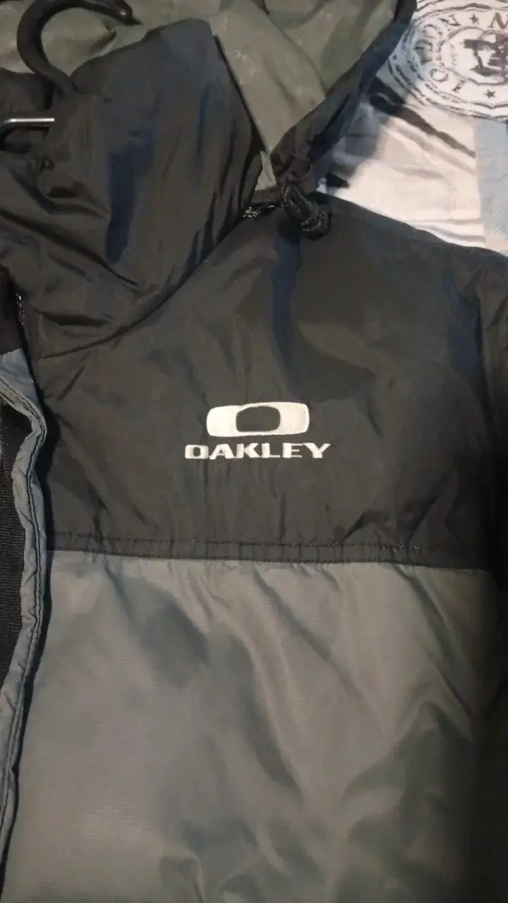 Chaqueta impermeable Oakley gris y negra - 4