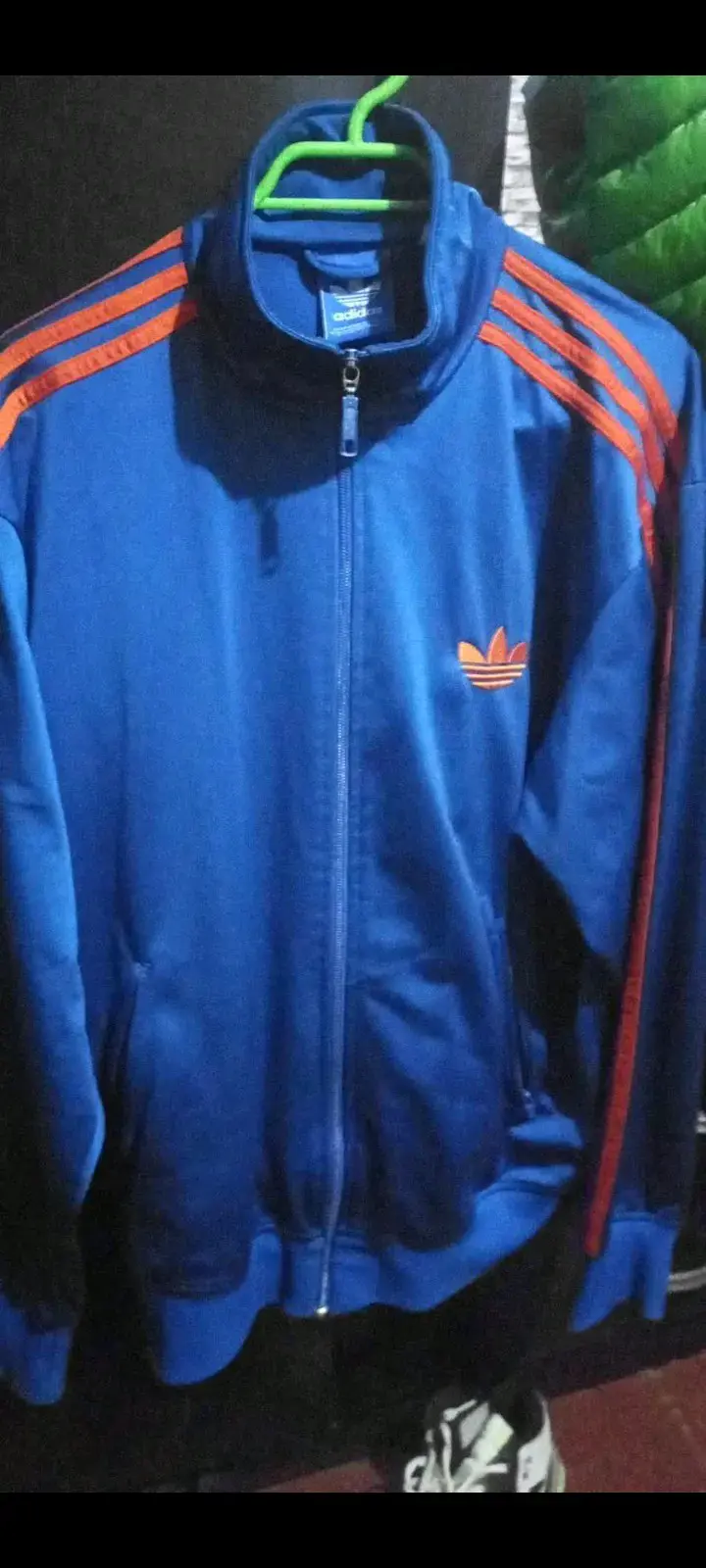 Chaqueta deportiva azul Adidas con franjas naranjas - 1