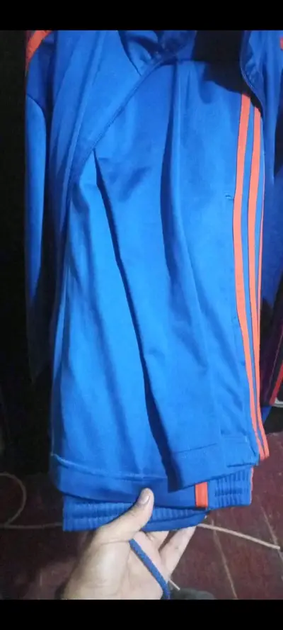 Chaqueta deportiva azul Adidas con franjas naranjas - miniatura 2