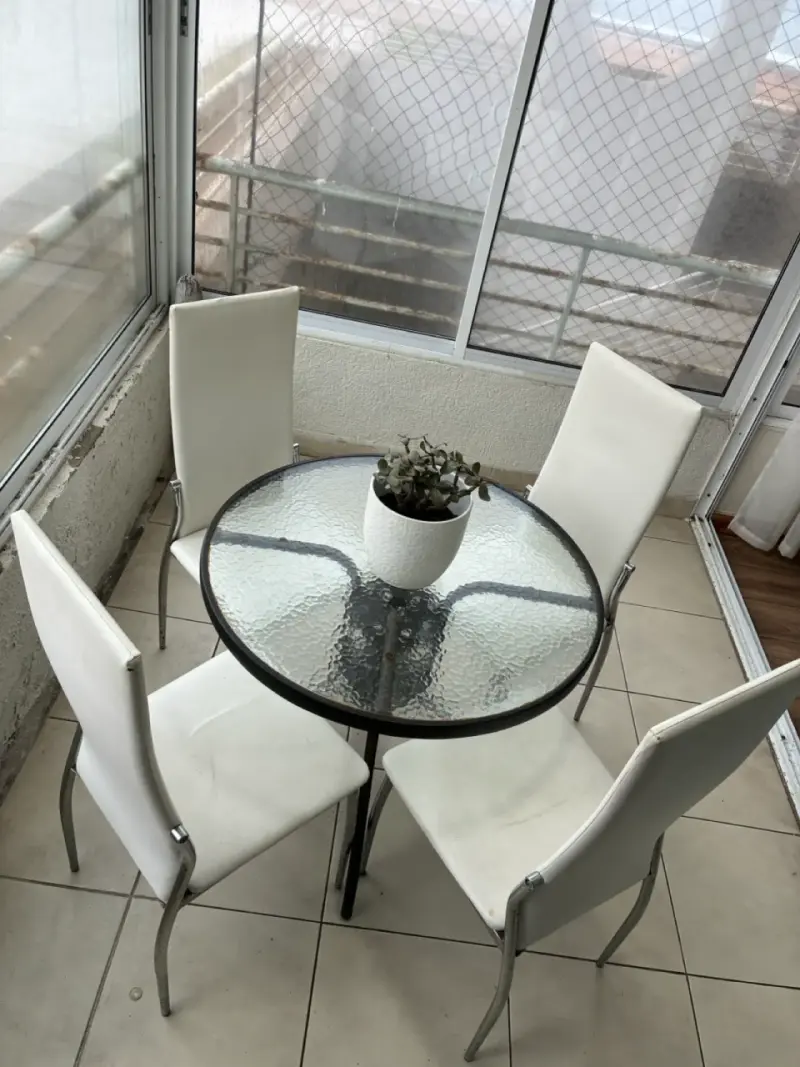 Juego de comedor redondo con sillas blancas