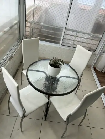 Juego de comedor redondo con sillas blancas - miniatura 1