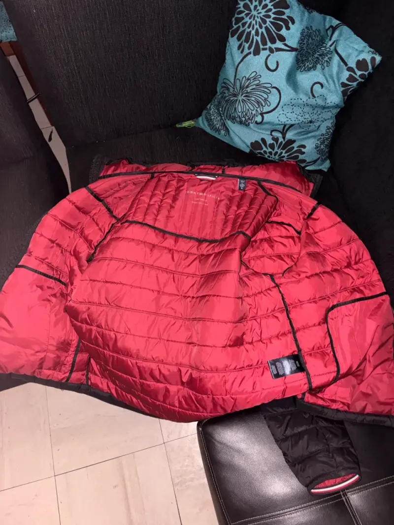 Chaqueta acolchada negra con interior rojo - 3