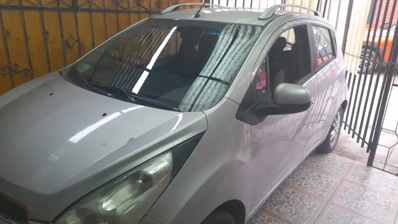 Auto compacto gris en buen estado - 2