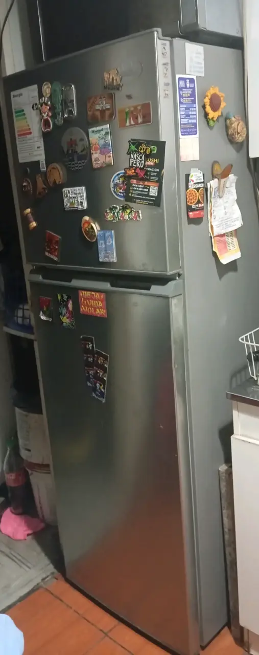 Refrigerador de dos puertas en buen estado - 1
