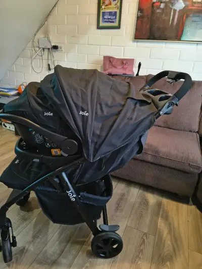 Coche de bebé Joie negro con silla de auto - miniatura 1