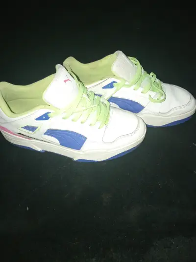 Zapatillas deportivas blancas con detalles coloridos - miniatura 1