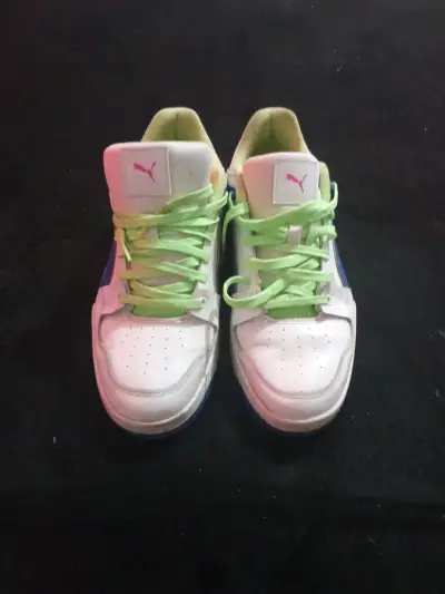 Zapatillas deportivas blancas con detalles coloridos - miniatura 2