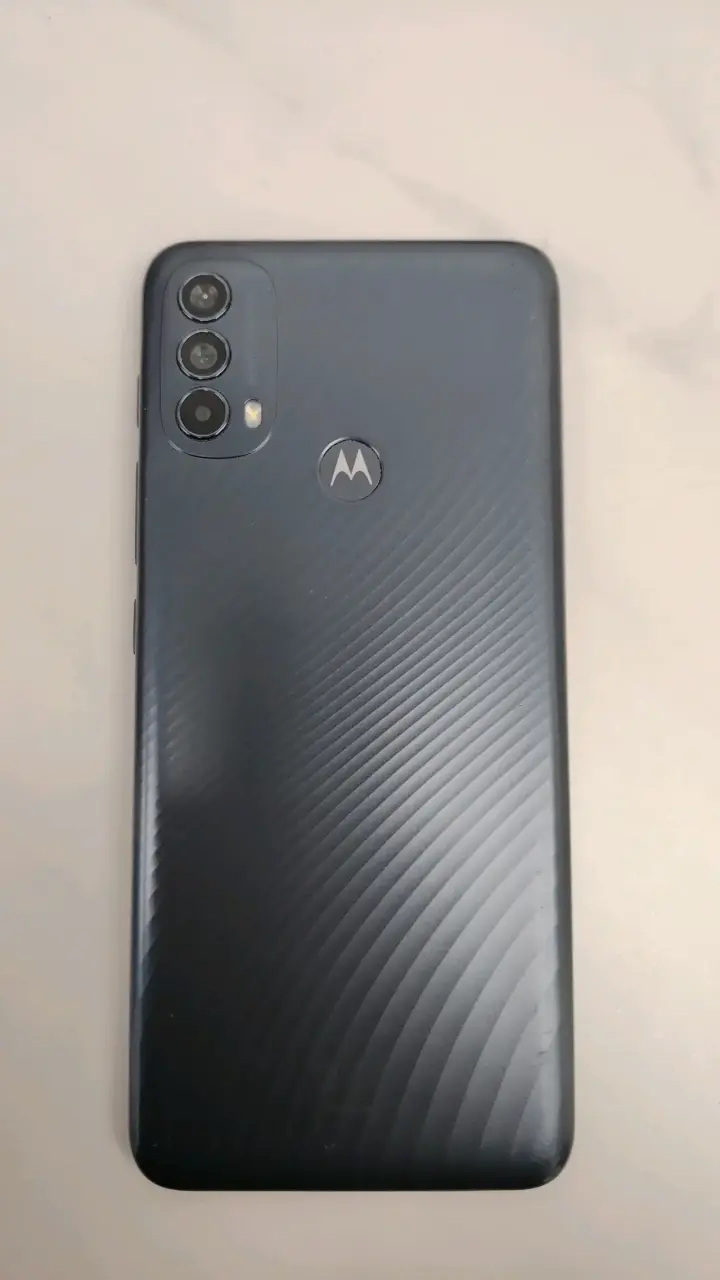 Smartphone Motorola Moto E30 en buen estado - 2