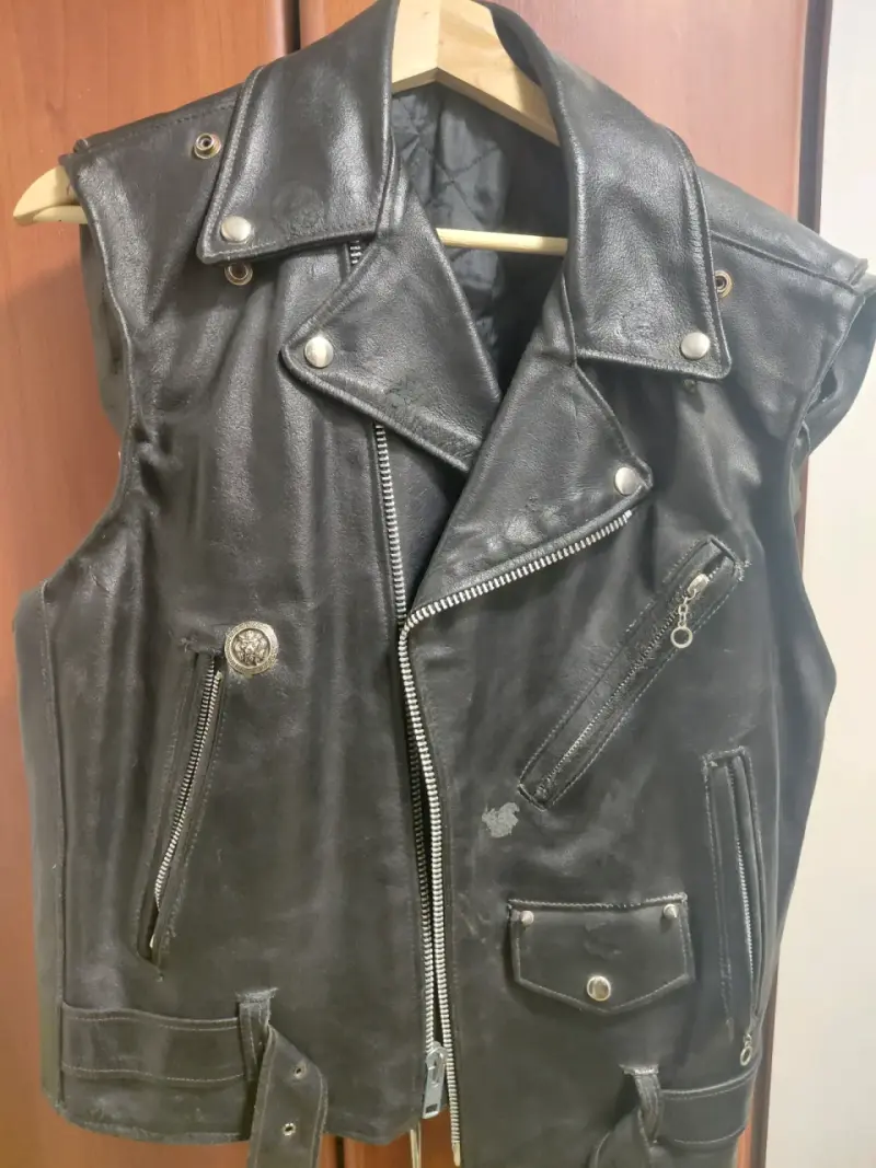 Chaleco de cuero negro estilo motociclista