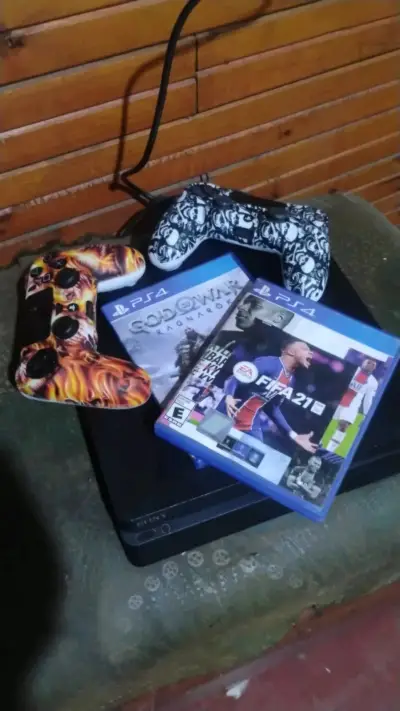 Consola PS4 con dos controles personalizados y juegos - miniatura 1
