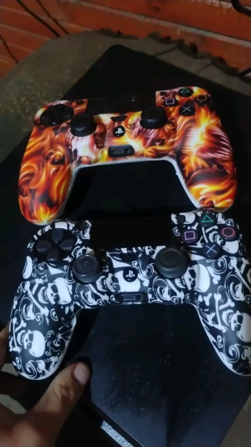Consola PS4 con dos controles personalizados y juegos - 2