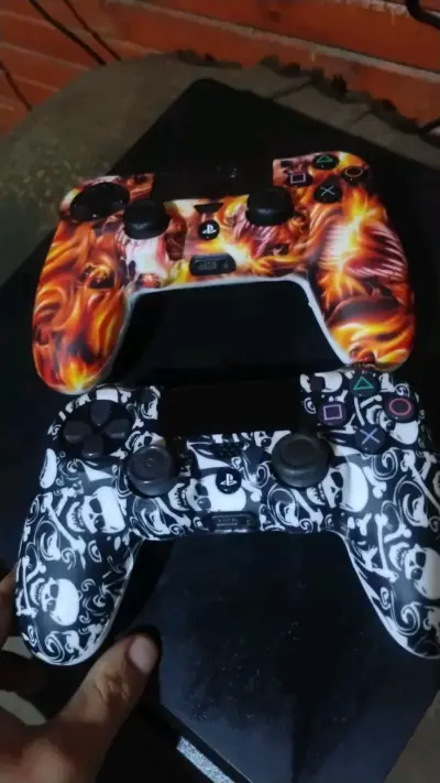 Consola PS4 con dos controles personalizados y juegos - miniatura 2