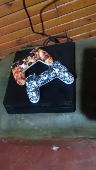 Consola PS4 con dos controles personalizados y juegos - miniatura 3